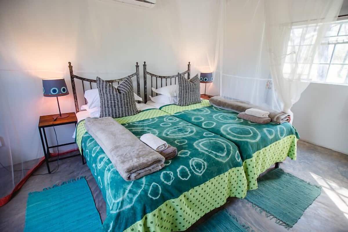 Twin kamer | Een kluis op de kamer, een bureau, beddengoed