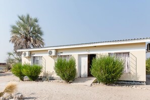 Tomannsrom | Safe på rommet, skrivebord og sengetøy