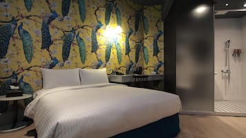 Escritorio, espacio para trabajar con laptop y cortinas blackout