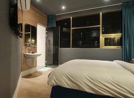 Escritorio, espacio para trabajar con laptop y cortinas blackout