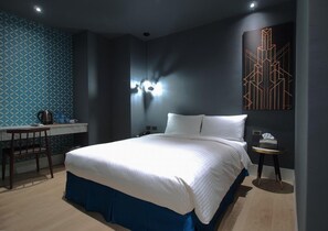 Escritorio, espacio para trabajar con laptop y cortinas blackout 