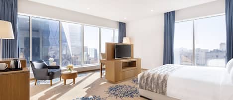 Deluxe Room | 1 bedroom, minibar, in-room safe, desk