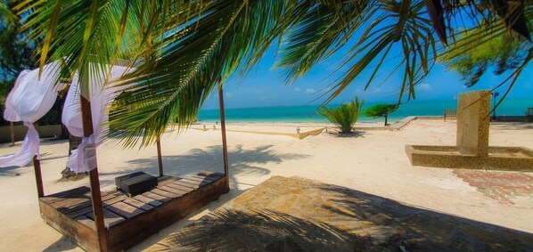 Playa privada, playa de arena blanca, camastros y sombrillas