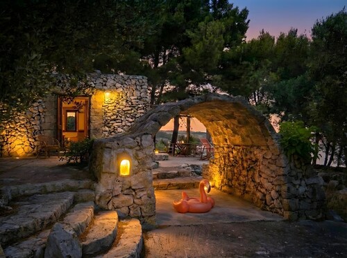 Romantisches Trullo über dem Fjord mit Meerzugang (Haus G)