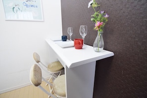 Apartment (407) | In-room dining