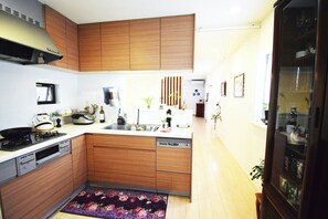 雪櫃、微波爐、焗爐、爐具