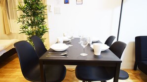 Apartment (101) | Essbereich im Zimmer