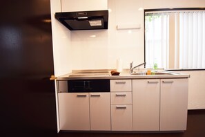Fridge, stovetop - Hachiyama house (Tokyo)