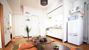 Apartment | Living area | TV - Royal Talk Usami 401 (Tokyo)