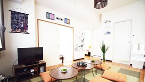 Apartment | Living area | TV - Royal Talk Usami 401 (Tokyo)