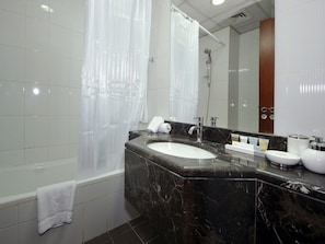 Deluxe Studio | Bathroom