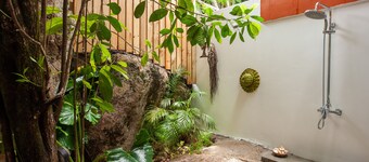 Free Wifi + Outdoor shower at La Pointe Beach Huts