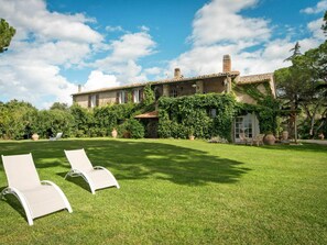 Property grounds - Lovely apartment for 6 people with pool, WIFI, TV, patio and pets allowed (Lake Bolsena)