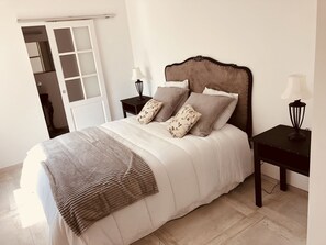 6 habitaciones, tabla de planchar con plancha y cuna de viaje 