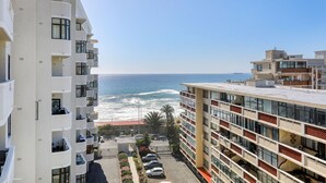Un hotel de varios pisos con balcones que dan al océano.