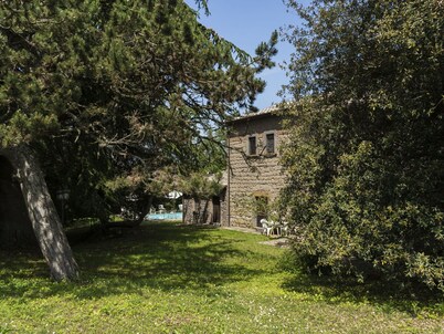 Nice apartment in villa for 4 guests with pool, WIFI, TV, patio and pets allowed