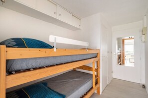 1 habitación, tabla de planchar con plancha y cuna de viaje 