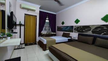 Deluxe Room | Meja, kalis bunyi 