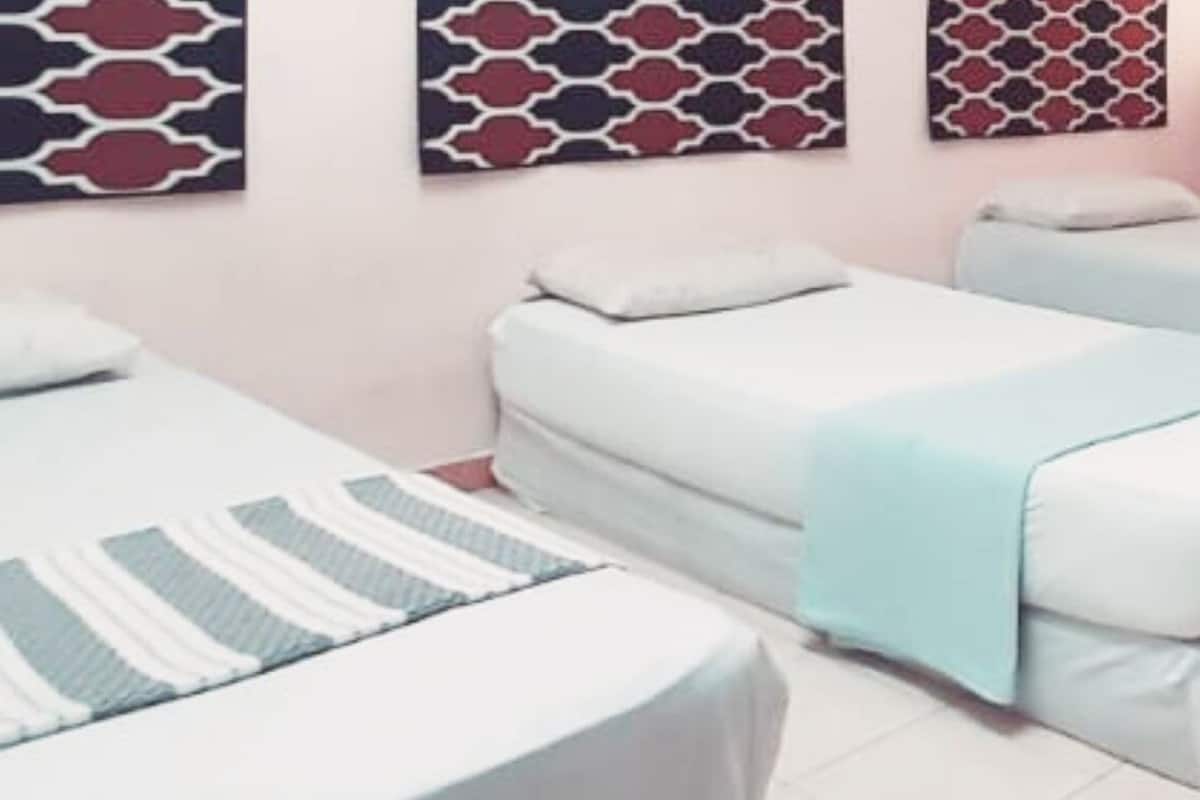 Homestay Triple Single Room | Desk, soundproofing