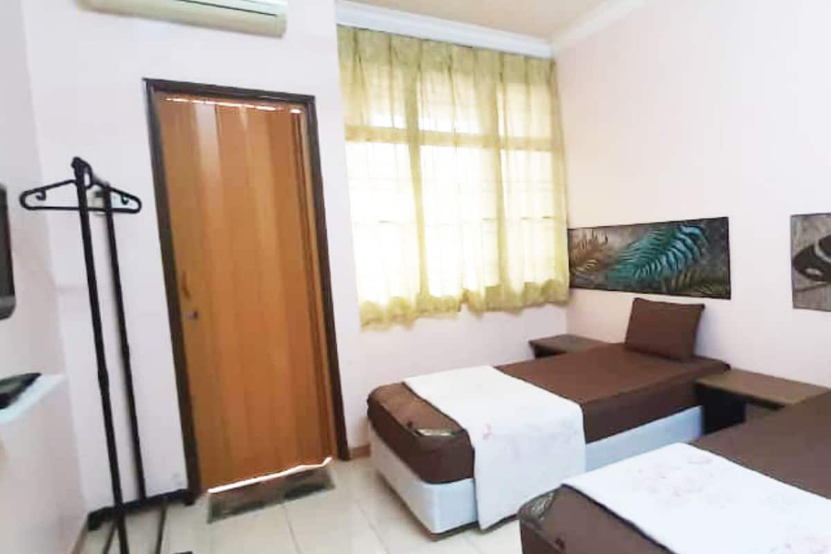 Homestay Triple Family Room | Desk, soundproofing