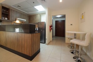 Studio | Eigene Kochnische | Kühlschrank, Ofen, Herdplatte, Kochgeschirr/Geschirr/Besteck