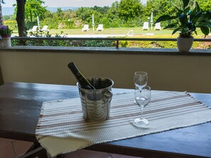 تناول الطعام بالخارج