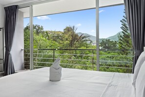 10 bedrooms, desk, iron/ironing board, travel crib - 10 bedroom, for 28 guests, 2 private pools only 7 Kms to Patong beach (Kathu)