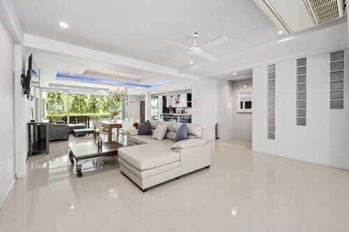 10 bedroom, for 28 guests, 2 private pools only 7 Kms to Patong beach