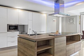 Fridge, microwave, oven, stovetop - 10 bedroom, for 28 guests, 2 private pools only 7 Kms to Patong beach (Kathu)