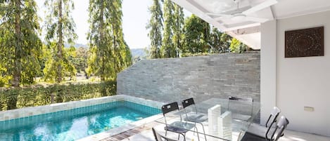 Una piscina al aire libre, una piscina climatizada