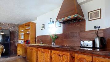 Réfrigérateur, tables à manger