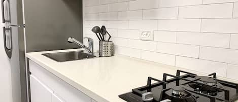 Réfrigérateur, four à micro-ondes, un four, surface de cuisson