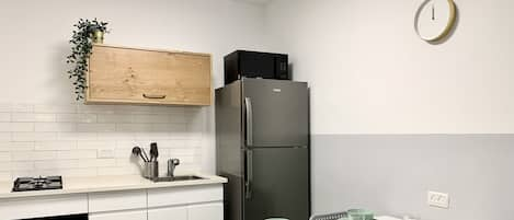 Private kitchen | Fridge, microwave, oven, stovetop