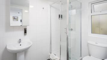 R5- Mercury | Bathroom | Shower, free toiletries, hair dryer, towels