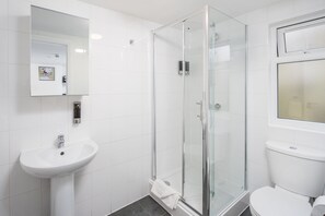 R5- Mercury | Bathroom | Shower, free toiletries, hair dryer, towels