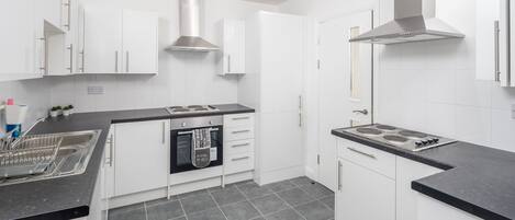 冷蔵庫、電子レンジ、コンロ、電気ポット