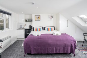 Individually decorated, individually furnished, iron/ironing board - SAV Wembley Studios (Wembley)