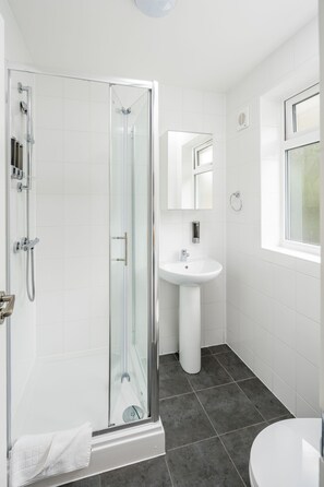 R4-Mars | Bathroom | Shower, free toiletries, hair dryer, towels - SAV Wembley Studios (Wembley)