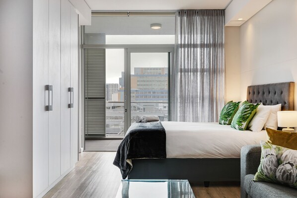 1 chambre, coffre-fort, fer et planche à repasser, lit de bébé portatif