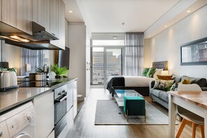 Fridge, microwave, oven, stovetop - Backup-Power Apartment with Big Balcony in the CBD on Popular Bree Street  (Cape Town)