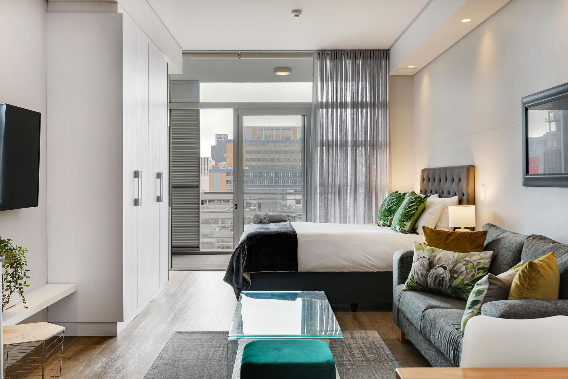 Coffres-forts dans les chambres, fer et planche à repasser