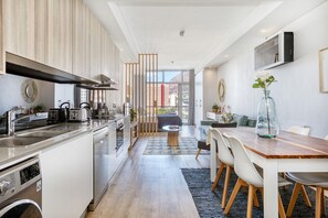 Réfrigérateur, four à micro-ondes, un four, surface de cuisson