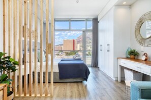 Caja de seguridad en la habitación y tabla de planchar con plancha 