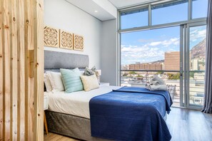 1 chambre, coffre-fort, fer et planche à repasser, lit de bébé portatif