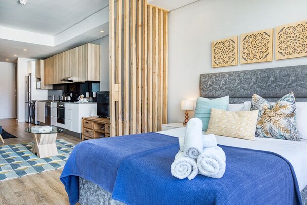 1 chambre, coffre-fort, fer et planche à repasser, lit de bébé portatif