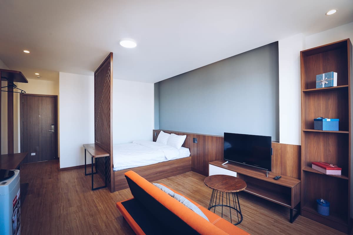 Deluxe Studio, City View | 1 bedroom, minibar, desk, blackout drapes