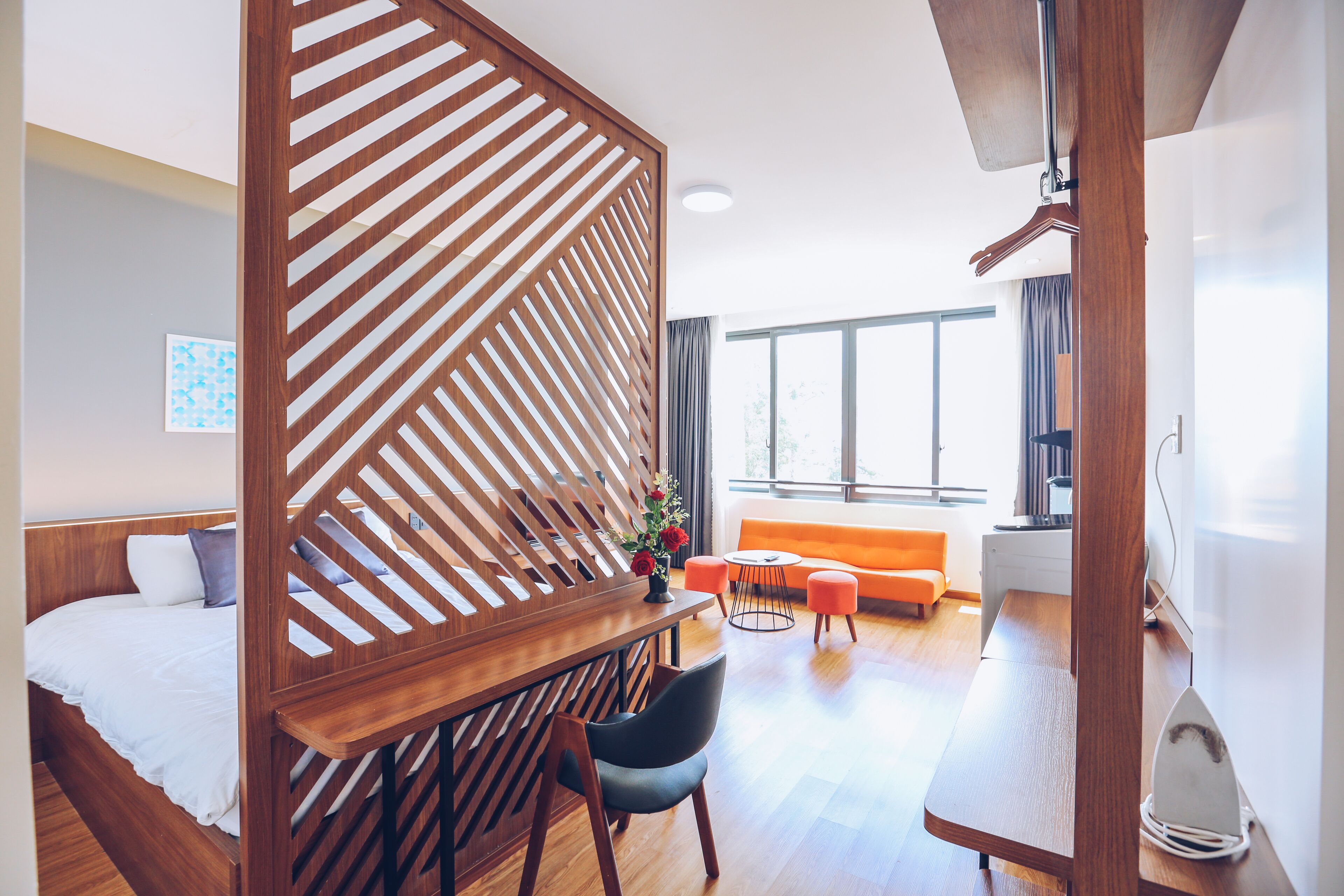 Studio Deluxe, quang cảnh thành phố | Minibar, bàn, màn/rèm cản sáng, phòng cách âm 