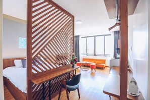 Studio Deluks, pemandangan kota | Minibar, meja kerja, tirai kedap cahaya, dan kedap suara