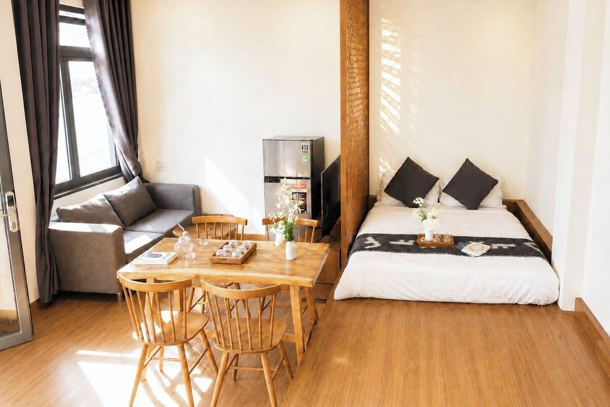 Apartamento família, vista para o jardim | Área de estar | TV de tela plana 32 polegadas com canais a cabo, lareira