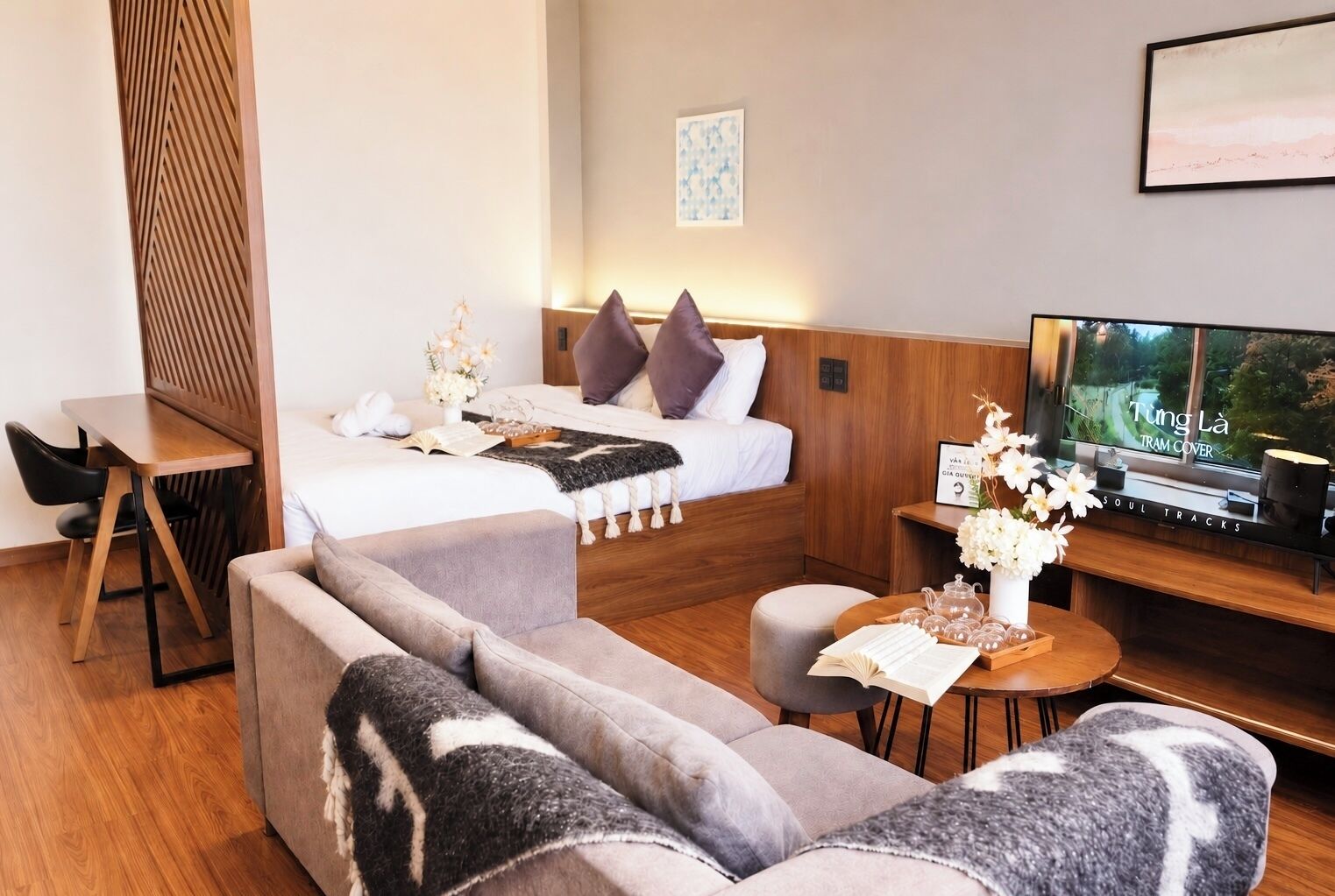 Deluxe Studio, City View | Living area | 32-inch flat-screen TV with cable channels, fireplace